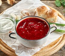 Борщ с ржаной чиабаттой, салом и чесноком
