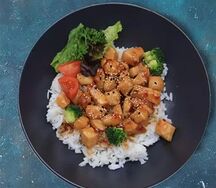 Курица в тайском соусе с рисом