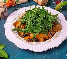 Салат с цыпленком и рукколой и грибами