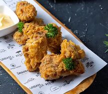 Хрустящие крылышки с сырным соусом