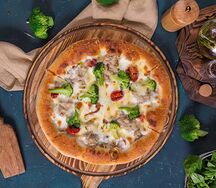 Пицца с курицей и брокколи