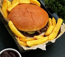 Бургер с рваной говядиной BBQ с картофелем по-бельгийски