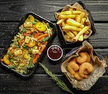 Овощи по-тайски с креветками и картофель по-бельгийски
