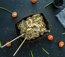 Сливочный удон с беконом и курицей