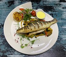 Целая дорадо на травах из духовки с капонатой и спаржей под соусом Бер блан