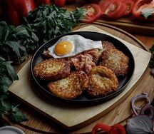 Драники с беконом и яйцом