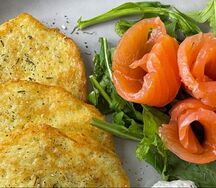 Драники с лососем и яйцом