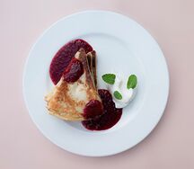 Блины с малиновым конфитюром и творожным кремом