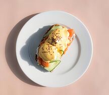 Злаковый тост с лососем и яйцом пашот