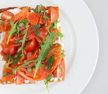 Фокачча с маринованным лососем и каперсами