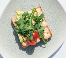 Мусс из маринованного лосося на булочке бриошь 