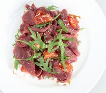 Фокачча с говяжьим ростбифом и маринованными патиссонами