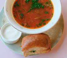 Борщ с пампушкой