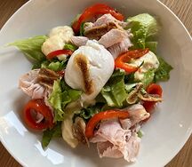 Салат с индейкой, маринованным перцем и медово-горчичной заправкой 
