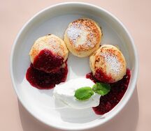 Сырники с подвесной сметаной и ягодным конфитюром