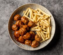 Мясные шарики в соусе китайский барбекю с картофелем фри