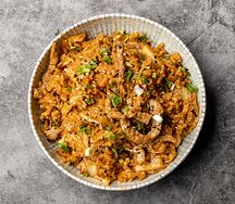 Рис со свининой, капустой кимчи и овощами