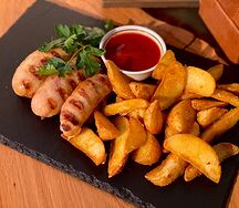 Домашние колбаски с картофельными дольками и соусом BBQ
