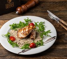 Филе куриное в соусе из белых грибов