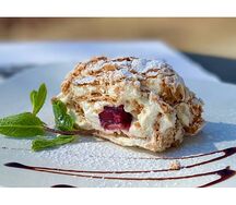 Меренговый рулет с вишнёвым кули