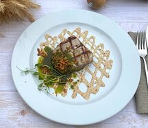 Тунец на гриле с кунжутным соусом
