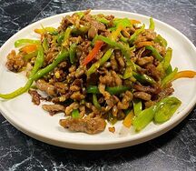 Жареные кусочки свинины с зеленым перцем