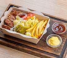 Колбаски свиные с картошкой фри