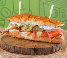 Сытный сэндвич со cвинoй колбаской и курицей
