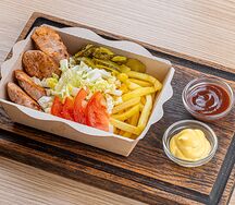 Колбаски куриные с картошкой фри