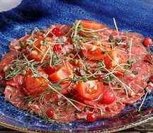 Карпаччо из оленины с можжевеловым маслом