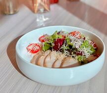 Салат с запеченным куриным филе