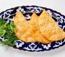 Самбусики с телятиной, сыром и зеленью