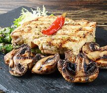 Стейк из свинины на спарже-гриль с шампиньонами и маринованным перцем халапеньо