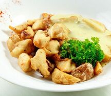 Куриное филе в сметанном соусе с обжаренным картофелем
