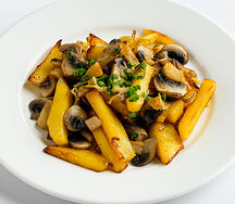 Картофель с жареными грибами и луком