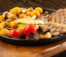 Шипящая сковородка со свининой