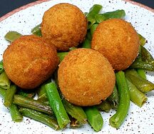 Мясные биточки с гарниром из стручковой фасоли