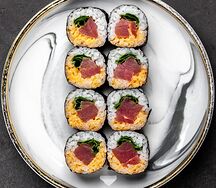 Ролл с копченым тунцом, спайси соусом и зеленым луком