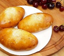 Пирожок с вишней