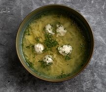 Бульон с фрикадельками и вермишелью