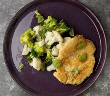 Куриная отбивная с брокколи и цветной капустой
