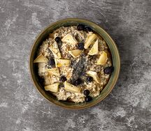 Овсянка с маком, сыром бри и голубикой