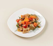 Свинина с овощами в красном соусе 