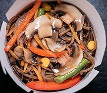 Овощи с лапшой соба