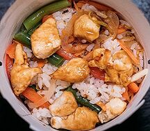 Рис с курицей в соусе на выбор