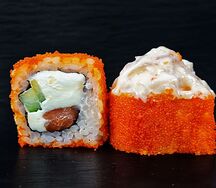 Ролл с лососем и тартаром из креветки