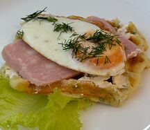 Картофельная вафля с ветчиной и яйцом