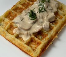 Картофельная вафля с грибами в сырном соусе