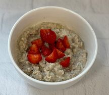 Протеиновая овсяная каша с семенами чиа и клубникой