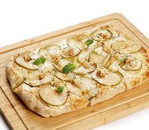 Римская пицца с грушей и горгонзолой